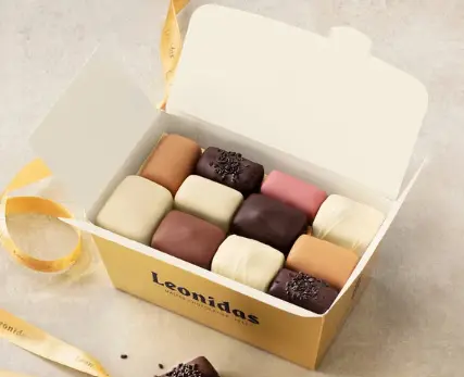 [Ter gelegenheid van 110 jaar Leonidas (1913-2023) hebben de Meester Chocolatiers van Leonidas nieuwe Manon pralines gecreëerd] Leonidas 110 Jaar - Manons Brievenbusdoos